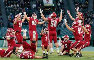 関学大を破って2連覇を果たし、喜ぶ立命大=甲子園