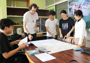 合宿中に住民に聞き取りをした結果を紙に書き出す「復興プロセス研究会」の大学生=長岡市川口木沢