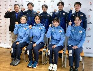 アーチェリーの愛知・名古屋アジア大会代表に決まった選手ら。前列右から園田稚、朝久野奈波、大田楓子、佐藤真理子。後列右から舟橋悠矢、青島鉄也、中西絢哉、河本尚己=5日、東京都江東区