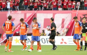 新潟-鹿島 リーグ戦4連敗となり、肩を落とす新潟の選手たち=ビッグスワン(写真映像部・富山翼)