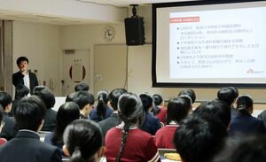 海外の医療現場での経験などを語った中塚英樹さんの講演会=新発田市豊町3