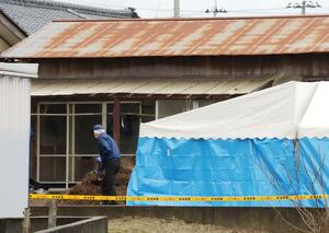 死体遺棄事件の現場付近の様子。盛られた土を戻す作業員の姿が見られた=2024年12月20日、聖籠町次第浜