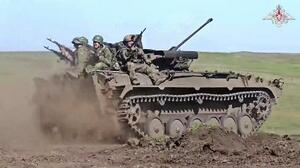ウクライナ領内で戦闘訓練に参加するロシア軍の車両。5月19日に映像を公表(ロシア国防省提供・AP=共同)