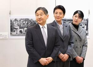 　昭和館を訪れ「石川光陽写真展　戦時下の東京」を視察される天皇、皇后両陛下と愛子さま＝２１日午後、東京都千代田区（代表撮影）