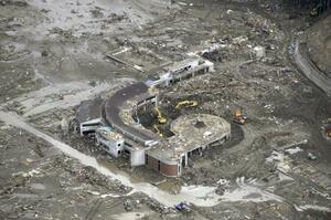 　津波で壊滅的な被害を受けた大川小学校＝２０１１年３月、宮城県石巻市