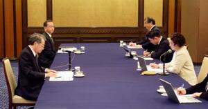 会談する日本商工会議所の小林健会頭(左端)と連合の芳野友子会長(右端)=3日午後、東京都内