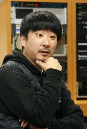 「リスナーの好みは十人十色。幅の広い放送を目指したい」と話す畠澤弘晃さん=新潟市中央区