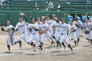 加茂暁星－帝京長岡　優勝を決めて喜ぶ帝京長岡の選手たち＝５月１２日、長岡市悠久山球場