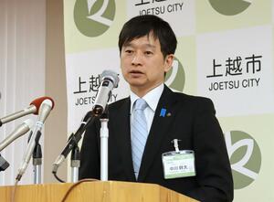 会見で質疑に答える中川幹太上越市長=4月24日