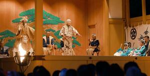 かがり火が照らす能舞台で、舞が披露された大須戸能の薪能=8月15日、村上市大須戸