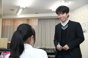 「県外に出て新潟を客観的に見る視点を養うことも、新潟県の課題解決を担う人材には必要ではないか」と話す佐藤黎司さん＝千葉市稲毛区