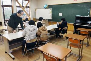 指導員に勉強を教わったり、読書をしたりする子どもたち=新発田市の市教育支援センター車野校