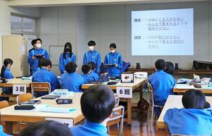 村内の古民家などを活用した村の活性化案を発表する刈羽中１年生＝１２日、刈羽村刈羽の刈羽中学校