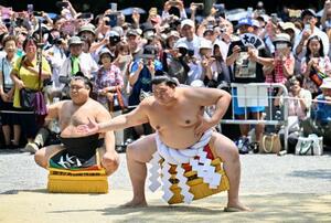熱田神宮で奉納土俵入りを行う新横綱大の里。太刀持ち高安=名古屋市