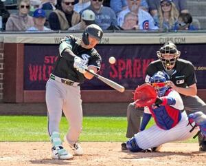 カブス戦の4回、2点二塁打を放つホワイトソックス・村上=メサ(共同)