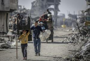 　ガザ地区を歩くパレスチナ人の家族＝２１日（ゲッティ＝共同）