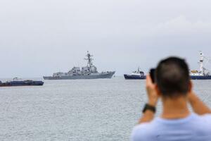 2日、中米パナマに停泊する米海軍のミサイル駆逐艦(ゲッティ=共同)