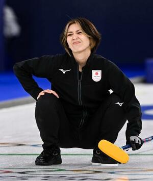 日本―韓国 第3エンド、ミスショットで追加点を許し、顔をしかめる吉村=コルティナダンペッツォ(共同)