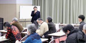 最終講義でトキ保護の歴史や近年の繁殖状況などを解説した永田尚志教授=佐渡市新穂潟上