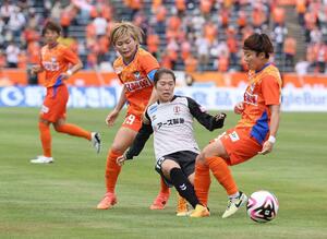 新潟L-INAC神戸 2人がかりでボールを奪いに行くMF杉田亜未(右)とFW川澄奈穂美(右から3人目)=新潟市陸上競技場