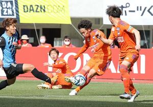 新潟-川崎 前半22分、MF伊藤がシュートを決め、1-0=ビッグスワン
