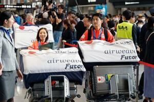 　ミラノ・コルティナ冬季五輪を終えて帰国したフィギュアスケートペアの三浦璃来（左）と木原龍一＝２４日午後、成田空港