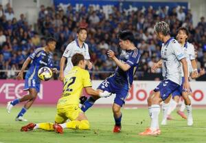 町田―G大阪 後半、チーム2点目のゴールを決める町田・林(中央)。G大阪・GK一森=Gスタ