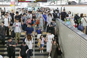 帰省客らで混雑したJR新潟駅の新幹線ホーム=9日、新潟市中央区