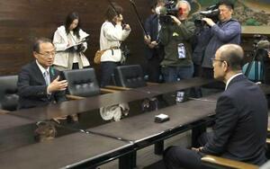 石川県輪島市の坂口茂市長(右)と意見交換する山野之義知事=7日午後、輪島市役所