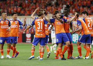 スーパーゴールを決め、喜ぶMF宮本英治=8月7日の磐田戦