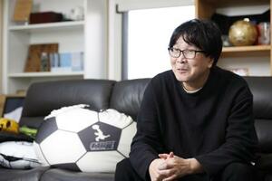 インタビューに答える高橋陽一さん=2025年11月、東京都内