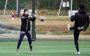 ノジマ相模原戦に向けて調整するGK平尾知佳(中央)=聖籠町