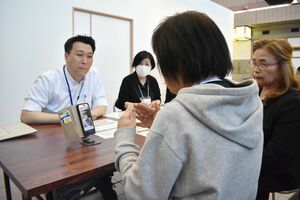 遠隔手話通訳・文字通訳サービスの実証利用に先立ち行われた体験会＝新潟市役所