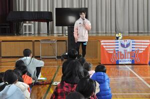 講演する堀米悠斗選手=南魚沼市芋赤