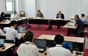 訪日客対象の徴収金について、現時点での創設見送りを盛り込んだ提言をまとめた大阪府の有識者会議=27日午後、大阪府庁