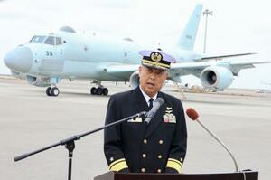 　海自那覇航空基地に到着したＰ１哨戒機を背に記者会見する第５航空群の平木拓宏群司令＝５日午前、那覇市