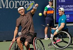 車いすの部男子ダブルス1回戦でプレーする小田凱人(左)、グスタボ・フェルナンデス組=ニューヨーク(共同)