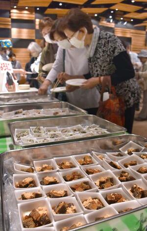 郷土食のえごをアレンジしたレシピを紹介し、魅力を再確認したイベント=アオーレ長岡