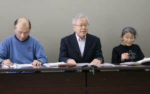 記者会見する「公正な公聴会を実現する会」の小島充代表(中央)=5日、県庁