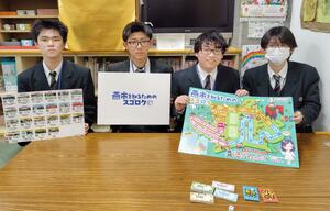 完成したすごろくを手にする「Ｓｗａｌｌｏｗ」のメンバーら＝燕市吉田弥生町