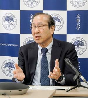 　記者会見する京都大の北川進特別教授＝１１日午前、京都市左京区