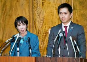 会談後、記者会見する高市首相(左)と日本維新の会の吉村代表=16日午後、国会