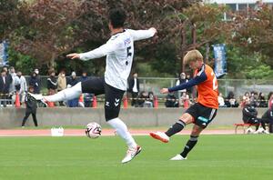 新潟-G大阪 2本目の22分、FW長倉幹樹がシュートを決め、1-1=沖縄県中城村(写真映像部・永井隆司)