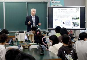 古里の福島県南相馬市で暮らしたころを振り返りながら講演する新大名誉教授の内藤眞さん=南相馬市の高平小学校