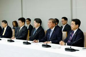 月例経済報告等に関する関係閣僚会議に臨む石破首相(右から2人目)ら=29日午後、首相官邸