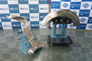 　試作が完了した「コイルケース」の部品（右）＝１７日午後、愛知県一宮市