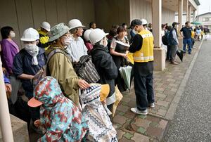 糸魚川市の総合防災訓練で避難所に集まった市民ら=6月23日、糸魚川市寺町4