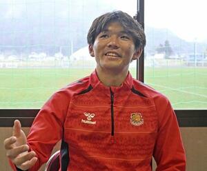 取材に応じるサッカーJ3福島の村上力己選手=2月、福島市