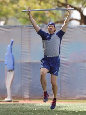 　ウオーミングアップするドジャース・大谷＝グレンデール（共同）