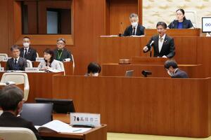 見附市議会本会議の一般質問で答弁する稲田亮市長=12月11日